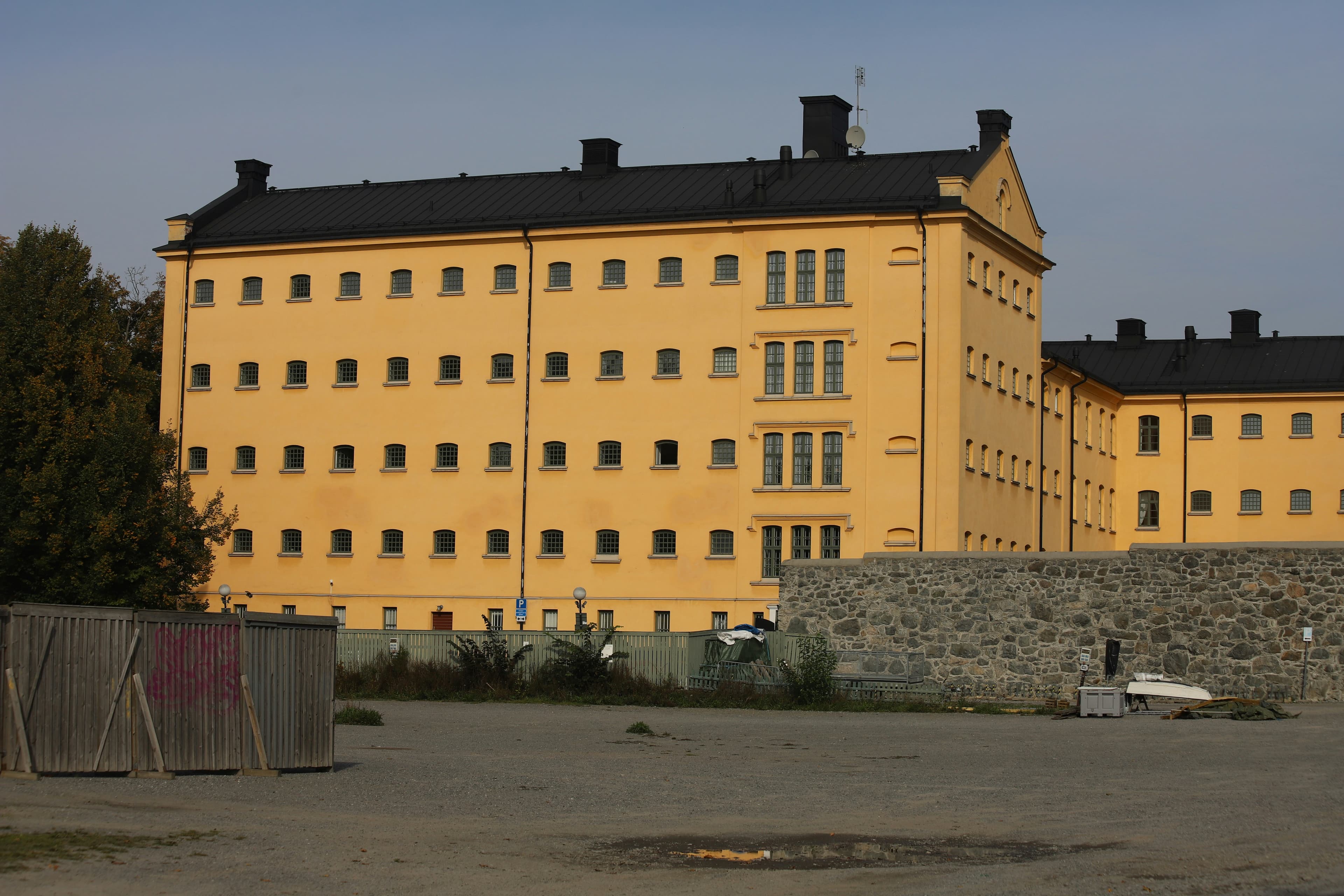 A large yellow building sitting in the middle of a parking lot